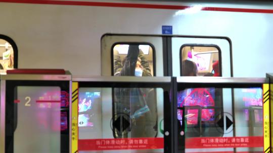 北京地铁一号线列车进站出站