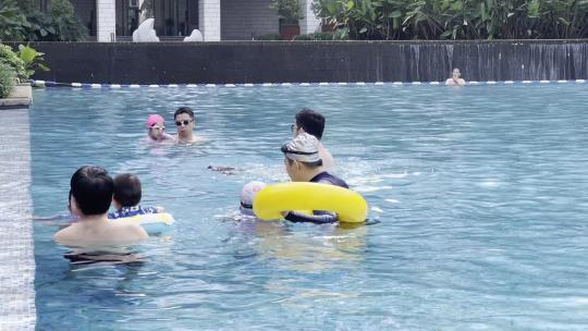 假日人们在度假酒店游泳池嬉戏