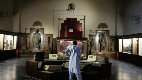 巴基斯坦 博物馆 游客 馆长 雕塑 地拍视频素材模板下载
