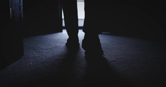 【正版素材】正装商务室内光影脚步