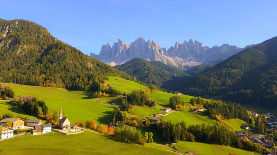 欧洲阿尔卑斯山意大利多洛米蒂人的基耶萨·迪·圣塔·马达莱纳教堂的宽无人机镜头。足球标签视频素材模板下载