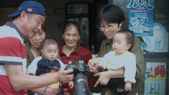 摄影师给社区居民拍照