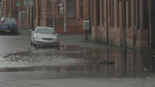 M1欧洲街头雨天路面积水视频素材模板下载