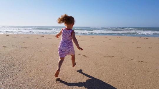 小女孩在海滩上奔向大海视频素材模板下载