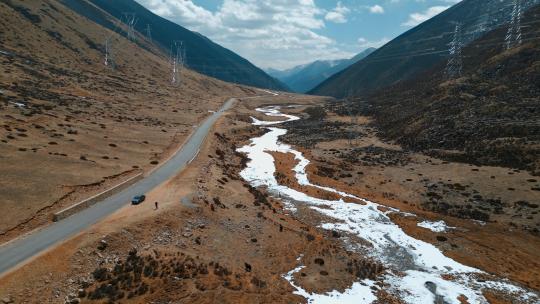 西藏旅游风光318国道雪山牧场冰河电网