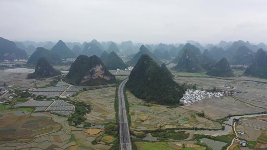 穿过喀斯特地貌的广西合那高速公路