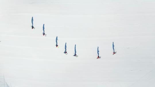 俯瞰滑雪运动员视频素材模板下载