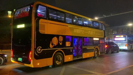 济南双侧观光巴士公交车，老城区旅游专线