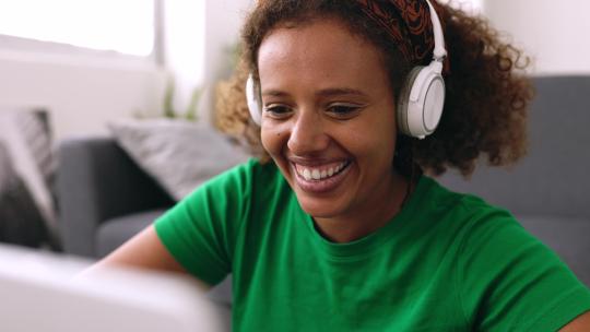 微笑的年轻学生非洲女性在家使用笔记本电脑在线学习视频素材模板下载