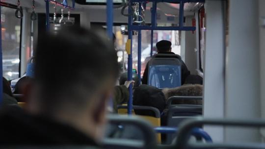 公交车、城市交通、绿色出行