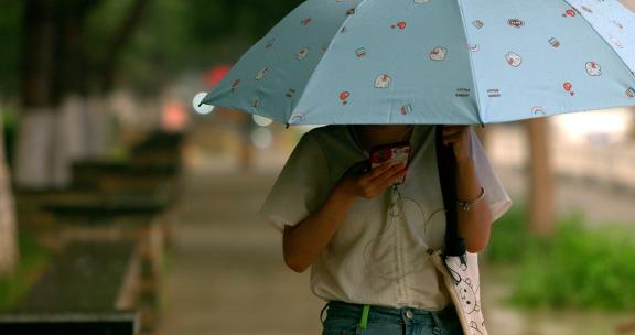 雨天行人马路行人打伞 下雨天街道走路
