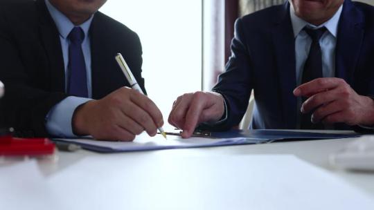 领导和客户在商业合同文件上签字