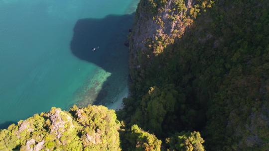 Ko Poda岛上秘密白色沙滩的俯视图，周围环绕着原始绿松石