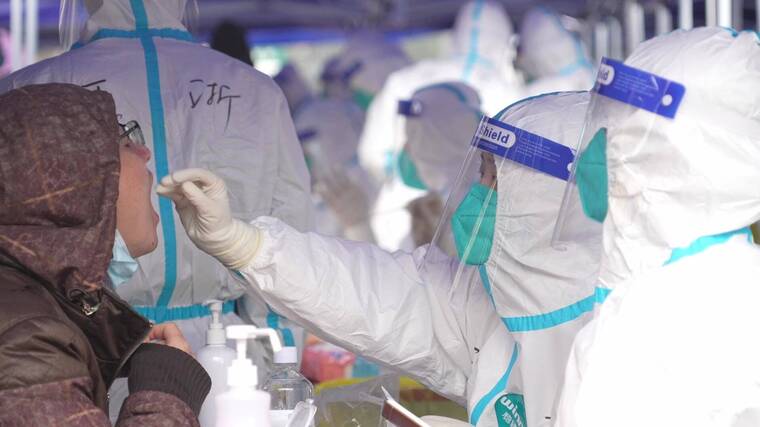 杭州加油滨江区全民冒雨新冠防疫核酸检测