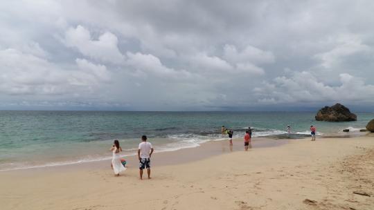 巴厘亚洲人岛晴天海滩沙滩人群玩耍度假