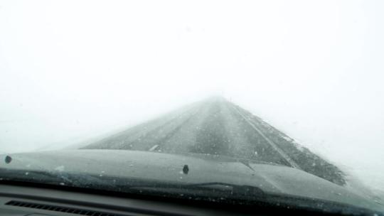 冰岛强烈暴风雪中的极端驾驶条件