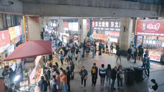 上海美食小吃街夜市人群实拍