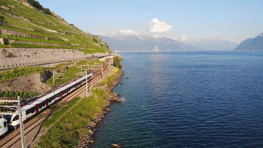 瑞士乡村海边的交通的电动火车