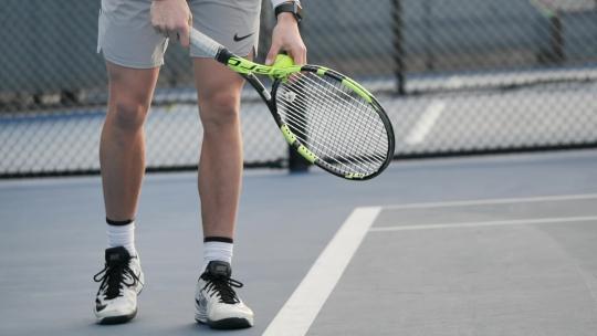 网球运动员发球球拍技巧打球