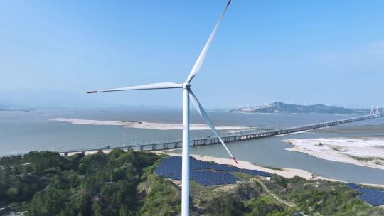 鄱阳湖畔新能源风力发电机组环绕航拍