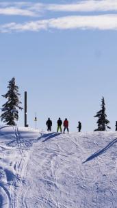 307_在加拿大雪坡上滑雪的游客