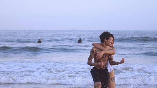 浪漫的夫妇在海滩上玩