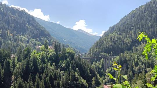 奥地利山顶上的城堡，可通过大桥到达
