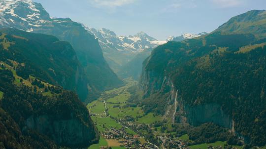 风景秀丽的阿尔卑斯山之间瑞士山谷的夏季，空中全景