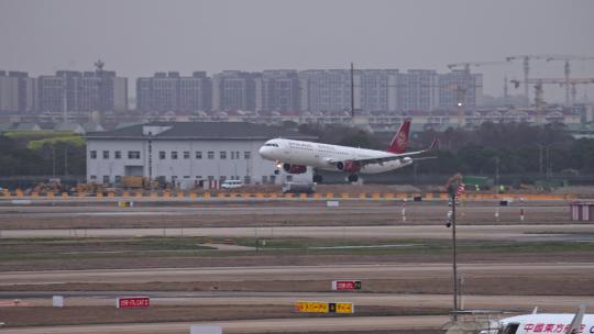 吉祥航空飞机在浦东机场降落视频素材模板下载