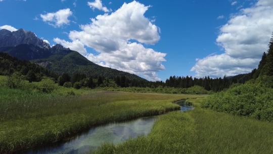 山川小溪和天空的延时摄像