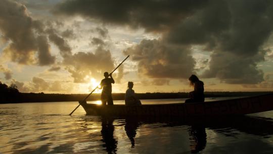 暖色夕阳下湖面上渔船渔民升格