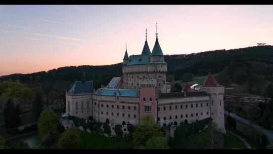 日落时城堡的鸟瞰图