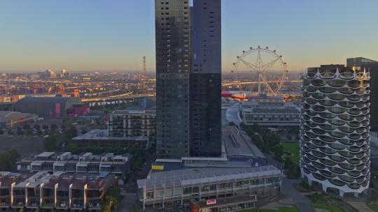城市航拍墨尔本日出阳光照射摩天大楼