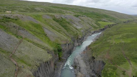 白天冰岛斯图拉吉尔峡谷的鸟瞰图-无人机拍摄