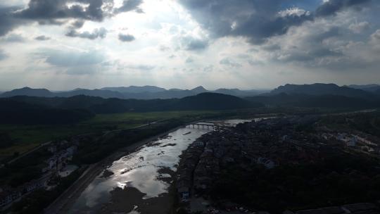 龙虎山天空丁达尔效应远处草地流水人家