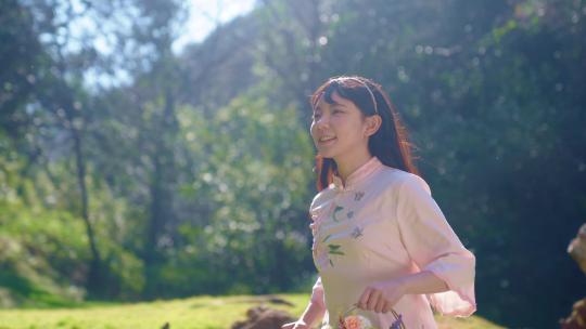 少女在森林中奔跑感受大自然的美好森林氧吧