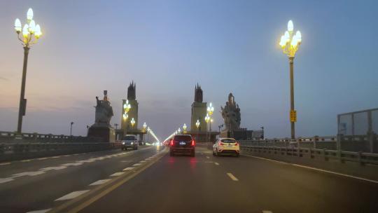 开车行驶拍摄南京长江大桥夜景上路