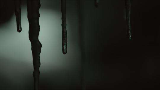 洞穴滴水冰雪融化