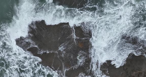 俯拍海浪拍打礁石海水冲击礁石浪花拍打岩石