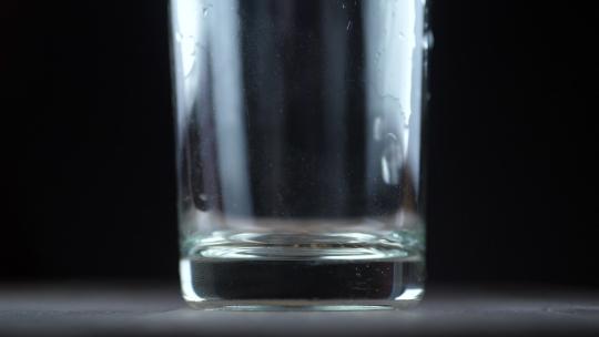 杯子里倒入纯净水