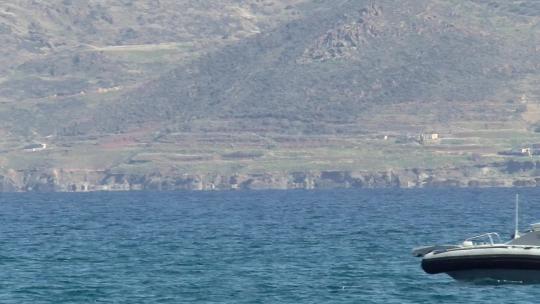 塞浦路斯海岸上一艘警察海上船只驶过大海的近景