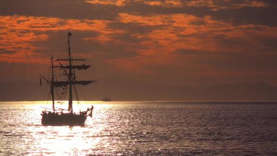 夕阳下的帆船轮船帆船邮轮出海夏天海南大海视频素材模板下载