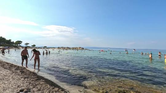 希腊哈尔基迪基Halkidiki海滩游玩情侣游泳
