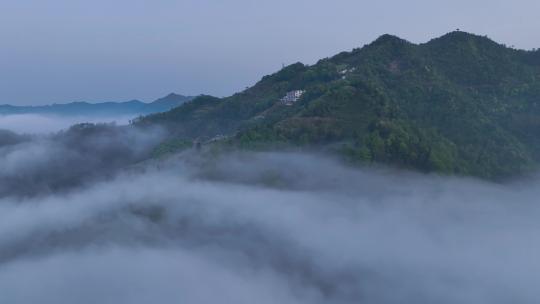 航拍山岭村庄日出云海