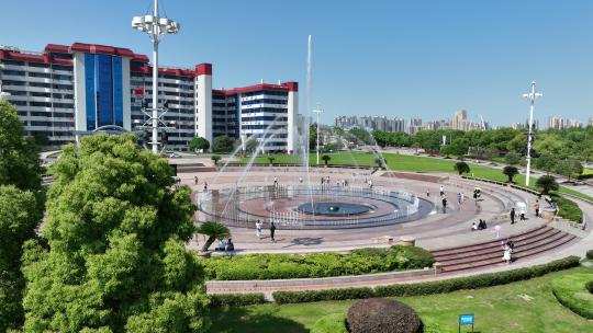 航拍鄂州市政府凤凰广场音乐喷泉表演