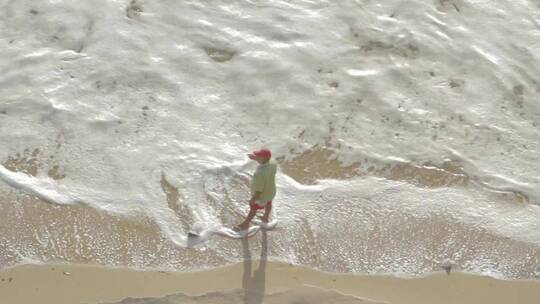 一个人站在海滩上的顶视图