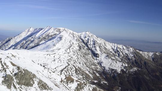 白雪覆盖的山峰和山脊