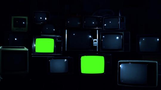 一堆老式电视逐渐打开绿屏