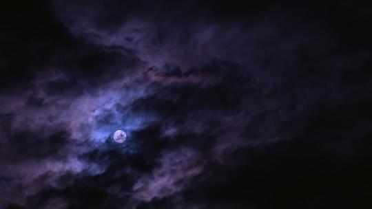 浮云下面的月亮