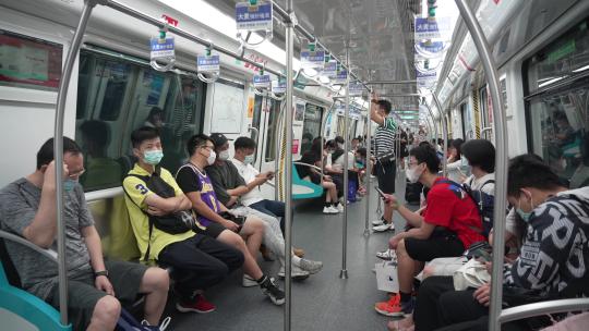 杭州地铁上的乘客